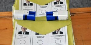 Zarflar karıştı, oy verme işlemine ara verildi
