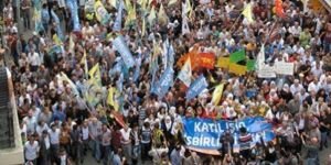 Taksim ve Diyarbakır'da Kobani'ye destek yürüyüşü