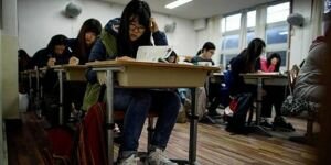Güney Kore Milli Eğitim Bakanı 2 soru hatalı diye istifa etti