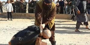 ​IŞİD “büyücü” diye infaz etti, halk seyretti