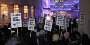 Müslümanlardan BBC önünde protesto