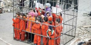 Küçük bedenler IŞİD'İ protesto için kafese girdiler
