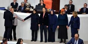 AKP kürsüyü korumak için kadın vekilleri öne sürdü!