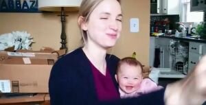 Annesi cips yerken kahkahaya boğulan bebek