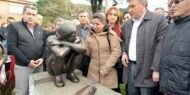 Oğlunun heykelini görünce gözyaşlarını tutamadı