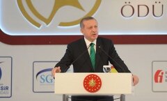 Erdoğan sahneye Cemaat marşı ile çıktı