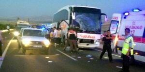 Yolcu otobüsü römorka çarptı: 1 ölü, 4 yaralı
