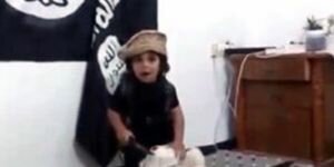 IŞİD 3 yaşındaki çocuğa kafa kesme provası yaptırdı