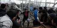 Yunanistan'da bekleyen mülteciler sınırı 'yıkıp geçti'